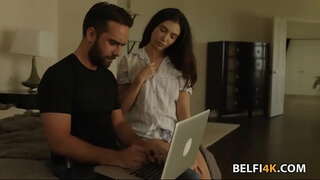 Slutty brunet het'n groot piel te rek haar poesie