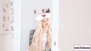 Maliit na suso dresses up bilang isang nars para sa isang roleplay.Siya ay tumatagal ng pag-aalaga ng kanyang mga suso gf at licks at mga daliri sa kanyang kepyas.Siya inupuan ang kanyang bilang shes rimmed