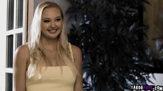 Милфа Лорен Филлипс жана возбужденный өспүрүм Пейсли Портер боюнча кезектеги едут пейзаждарынын члене, Откусывая чоң мужское эт.