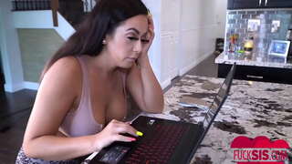 Сястрычка любіць мяне - Кікі Клаут