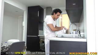 Shërbëtori pa mësuesit të vajzës së peeing dhe pastaj fucked prapanicën e saj