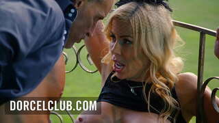 Sex in het park met een rondborstige blonde MILF