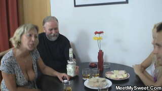 Ngora kageulisan geus sex jeung pasangan heubeul