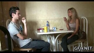 Chlapec sedí a hľadí