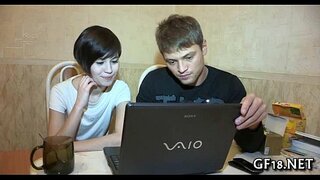 Slatko prekrasna širi noge