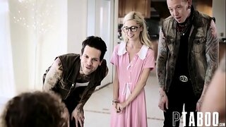 Гарачая цнатлівая красуня бландынка трахацца ў першы раз