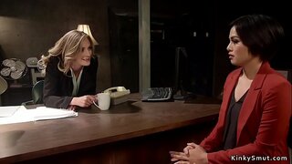 Pirang lesbian anal fucks brunette wakil perwira jeung tali dina cock