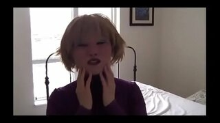 Nainen laittaa naisen naamio pelaa dildo