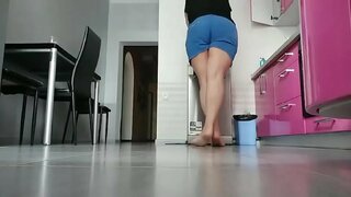 Мама гуляе на кухні. Вельмі ўзрушаны і мокрая шапіках