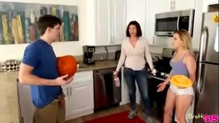 Bai skondí ku hermana mientras mama ta laboral di kas Bai skondí ku hermana mientras mama ta laboral di kas