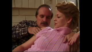 Гарачая спелая Шарын Вуд отсасывает член, каб глыбока прасвідраваць шапіках і скончыць на азадак