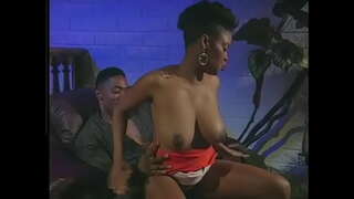 Ireng wong licks wulu pus ebony babe lan kawin dheweke doggy style ing dhingklik