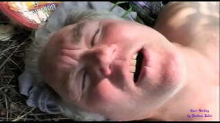 Шлюха бачыць, як два старога трахацца на прыродзе, і далучаецца да іх